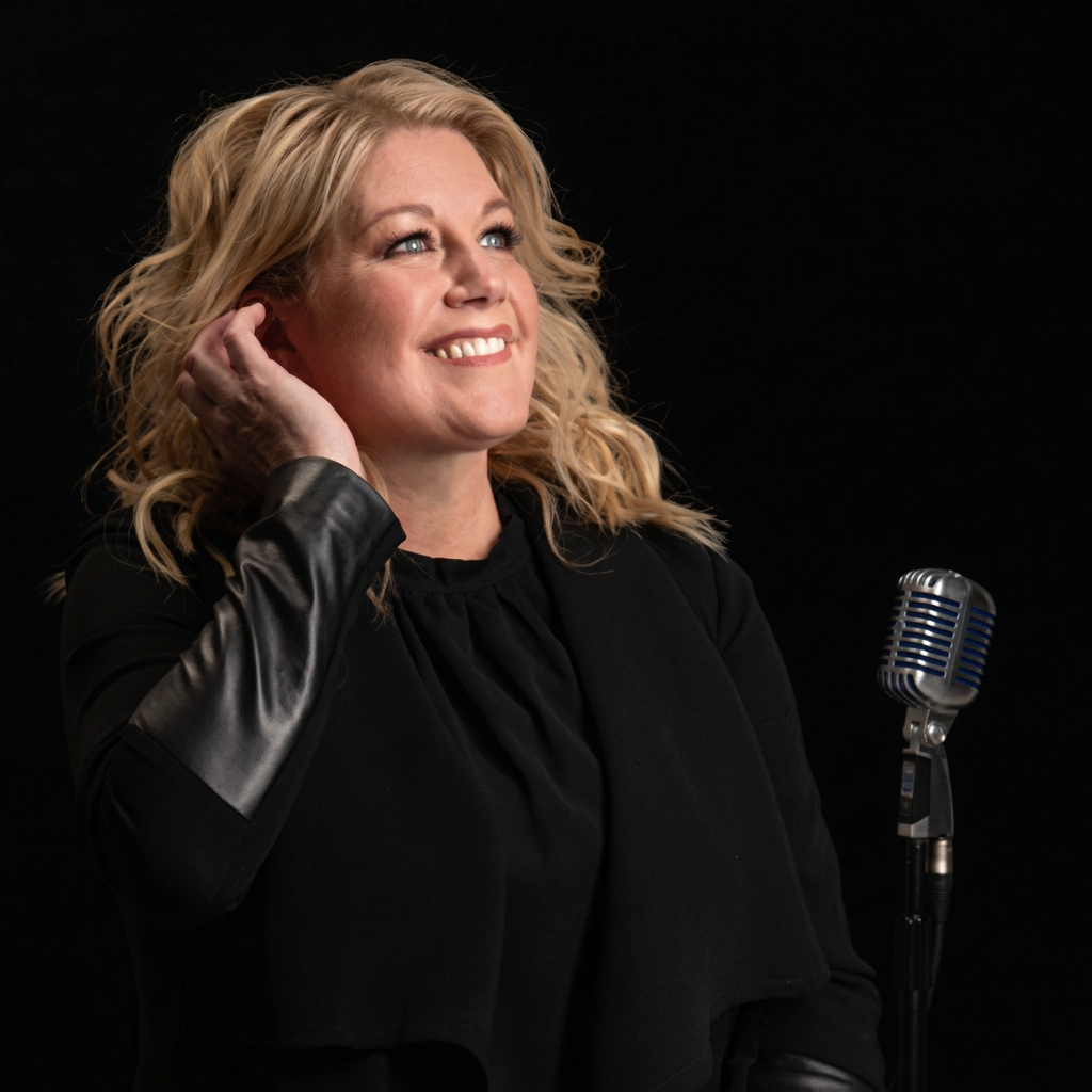 Valérie Garon sourit auprès d'un microphone vintage